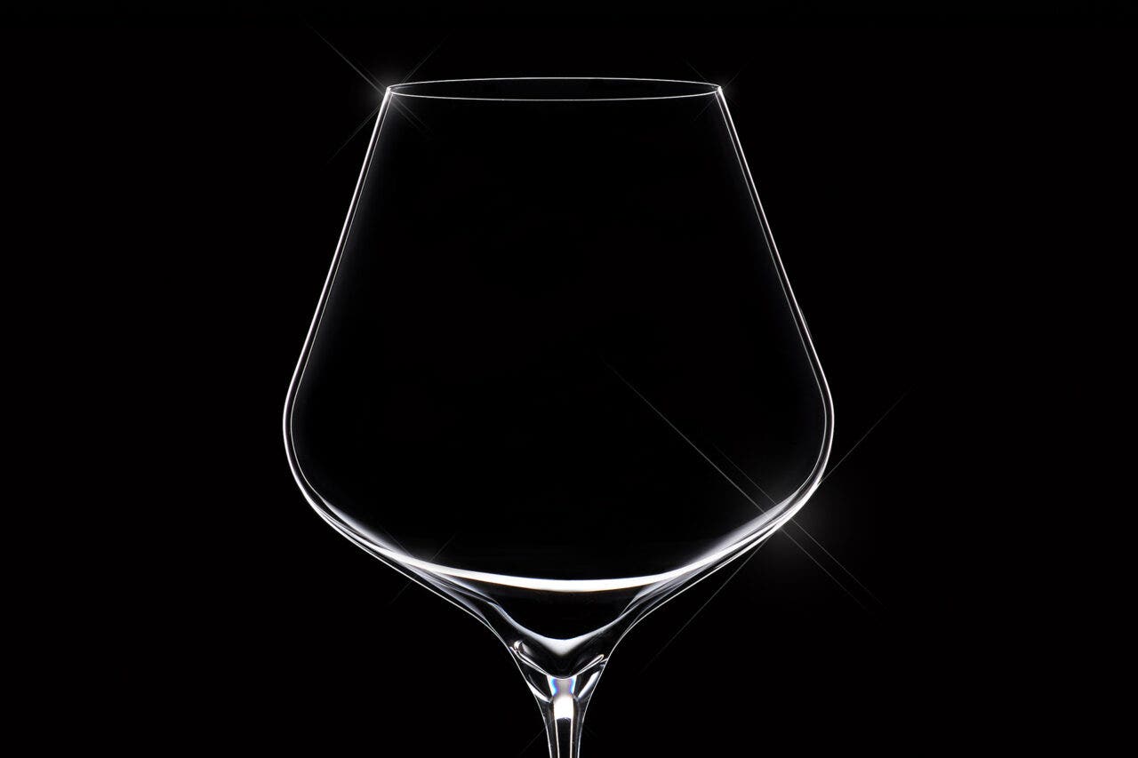 Close-up on a silhouette of a wine glass